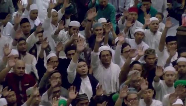 Mawlana Shaykh Hisham Kabbani (q) renewing Bay'at to thousands of mureeds in Jakarta 