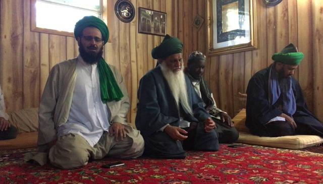 Qasidah at the Maqam of Shaykh Abdullah Ad-Dhagistani (q) in Michigan 